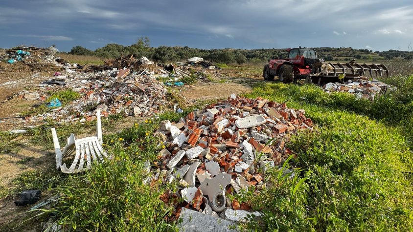 El dispositiu de neteja a la falda del Castell retira 170 tones de deixalles