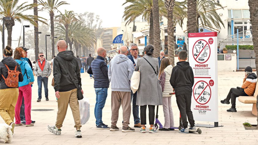 Polèmica a Roses pel veto a les bicis i els patinets al passeig