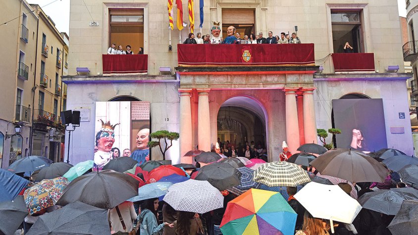 La Santa Creu més oficial comença amb paraigües, però amb la il·lusió de sempre