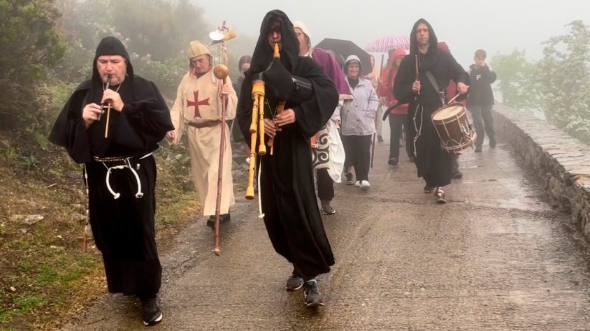 Integrants del Pedretfolk guiant els pelegrins