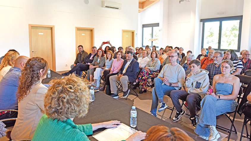 Àlex Hernández cedeix la vara de Cabanes a Núria Campdelacreu