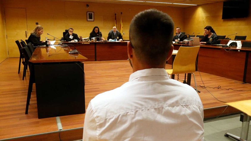 Un veí de Roses s’enfronta a 9 anys de presó per abusar d’una noia a qui feia fotos eròtiques per una web