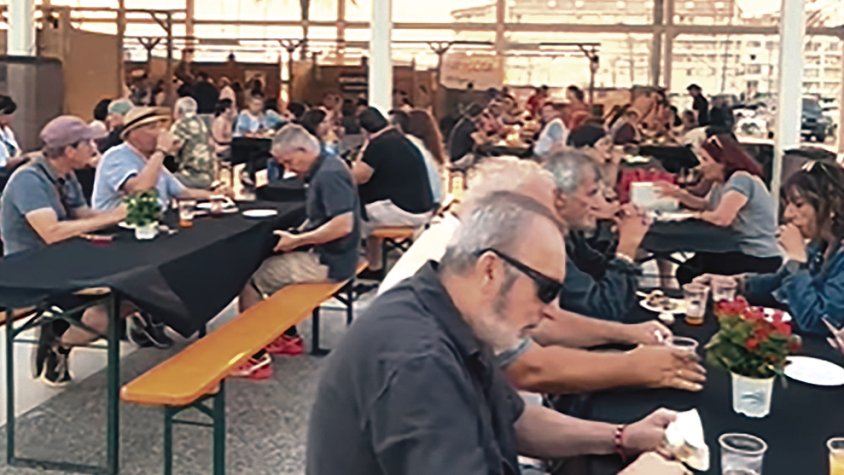 Visitants a la plaça de les Palmeres d’Empuriabrava