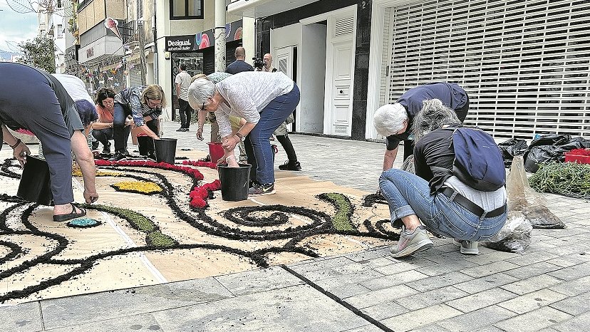 Roses prepara la muda per a la Fira de la Rosa