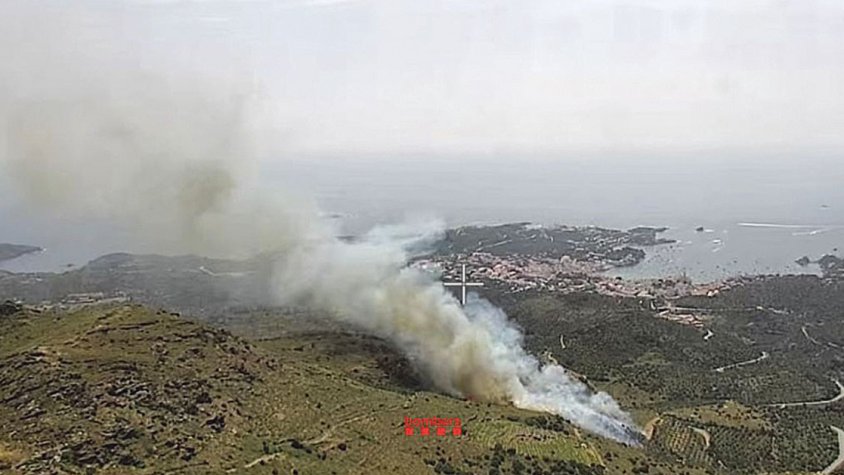 El primer foc de la temporada crema 14,7 ha i aïlla Cadaqués