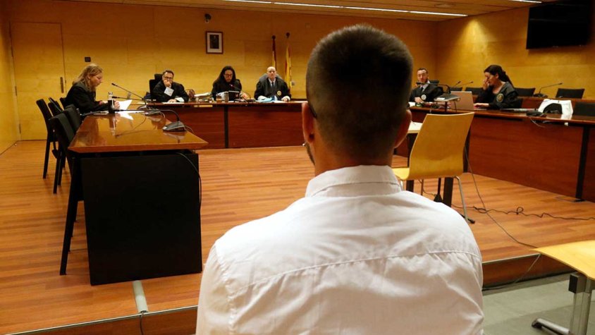 El veí de Roses acusat d'abusar d'una noia mentre li feia fotos i vídeos eròtics per a un web, absolt