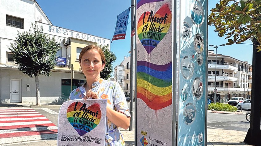 L’Escala col·loca tòtems amb el lema ‘L’amor és lliure. El respecte, obligatori’