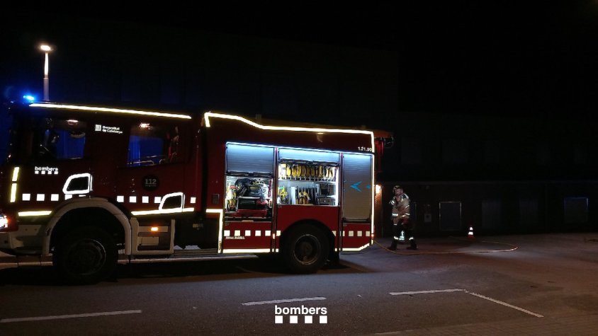 Un home resulta ferit en cremar-se un cotxe amb ell a dins, a Castelló d'Empúries
