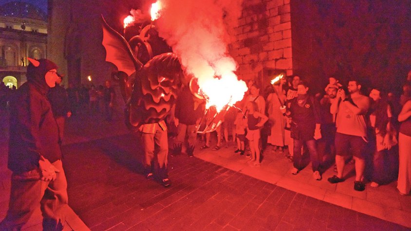 Figueres viu la flama de Sant Pere