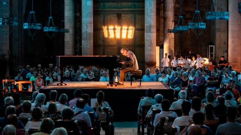 Carles Cases al centre la Basílica de Santa Maria envoltat per dues-centes cinquanta persones