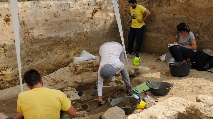 El grup de treball de l'IEE excavant
