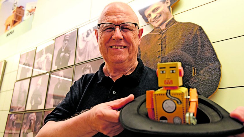 Josep Maria Joan Rosa amb el premi nacional de Foment de la Creativitat a la Joguina l'any 2022