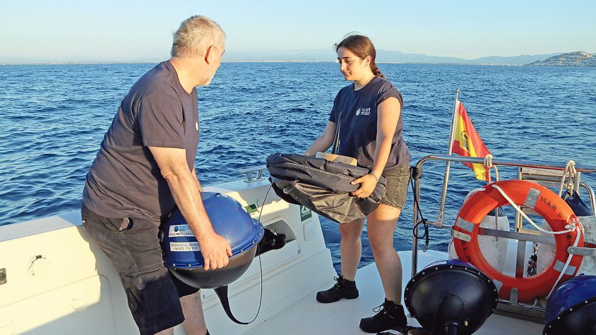 Boies de deriva a Roses per tenir informació del Mediterrani