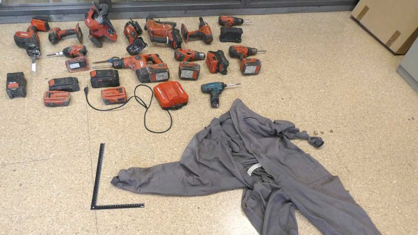 Roben 5.000 euros en eines d'una furgoneta i les amaguen en una granota de feina