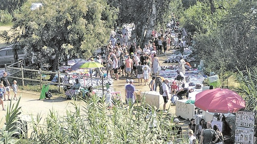 Traslladen l’aparcament del mercat per reduir el top manta