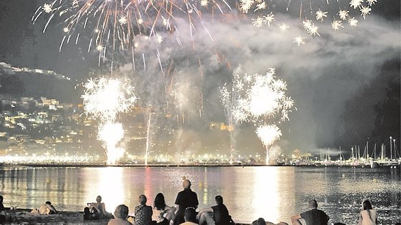 Roses esclata amb música i focs per la festa major