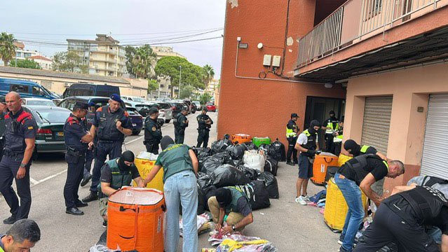 Balanç de l'operatiu contra el top manta: tenien un centre logístic d'entrada i sortida de roba falsificada