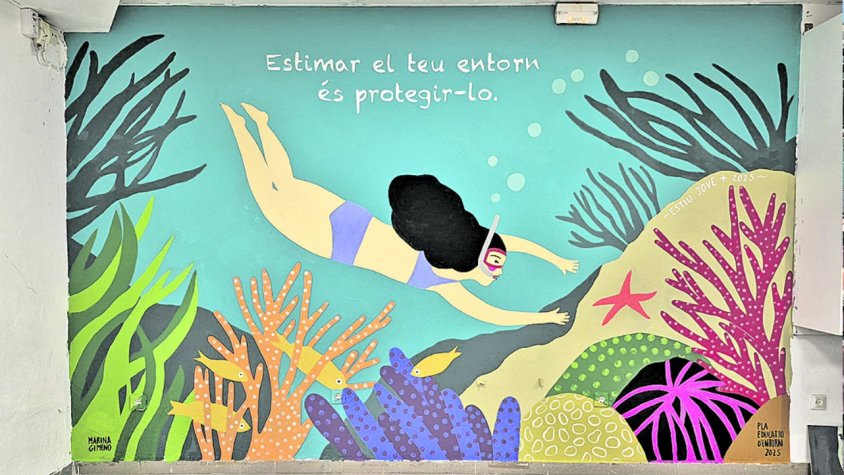 Joves de Roses pinten dos murals col·lectius a L’Espai Jove de Roses