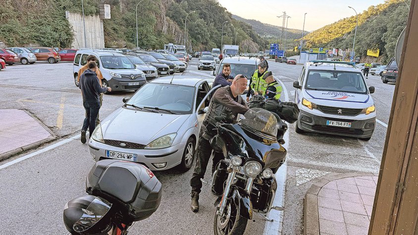 Cop policial al bloqueig francès, que queda diluït a la Jonquera