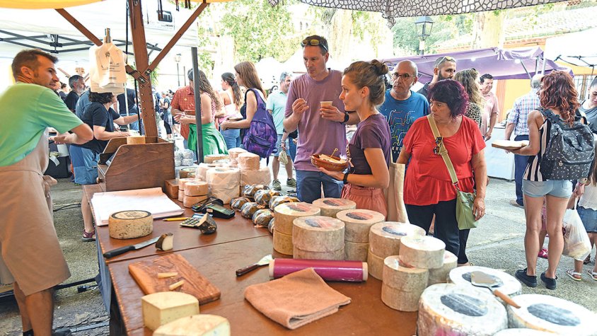 Lladó torna a omplir la seva plaça amb els millors formatges artesans de Catalunya