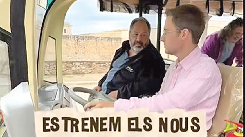 La imatge de l’alcalde amb els busos elèctrics aixeca crítiques