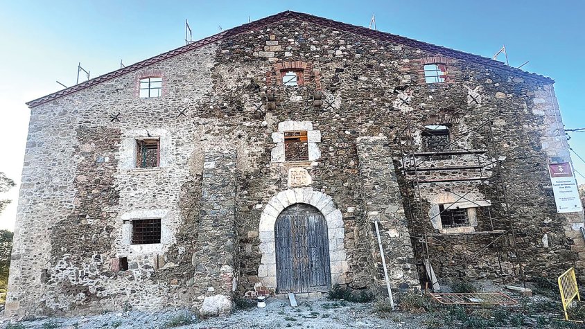 La façana de l’antic castell, arranjada
