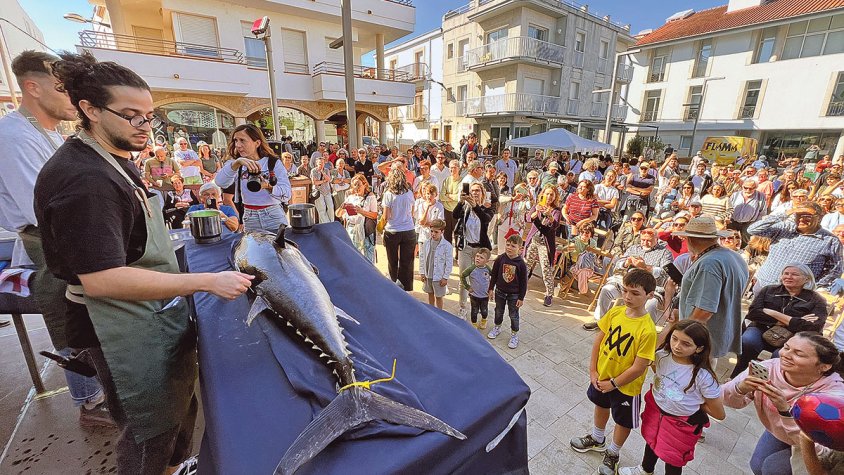 La tradició del ‘ronqueig’ de la tonyina arriba per primera vegada a L’Escala