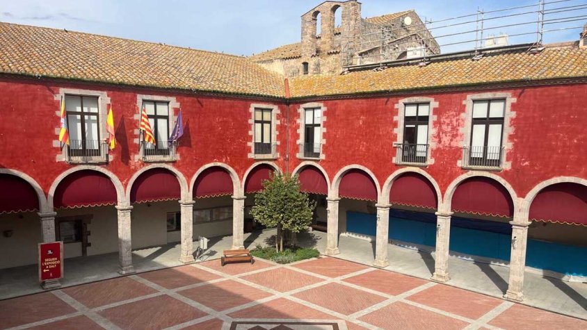 Canvien l’accés a l’ajuntament de Castelló d’Empúries