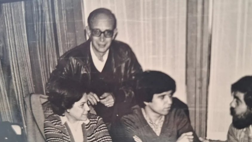 Puértolas de peu i al centre