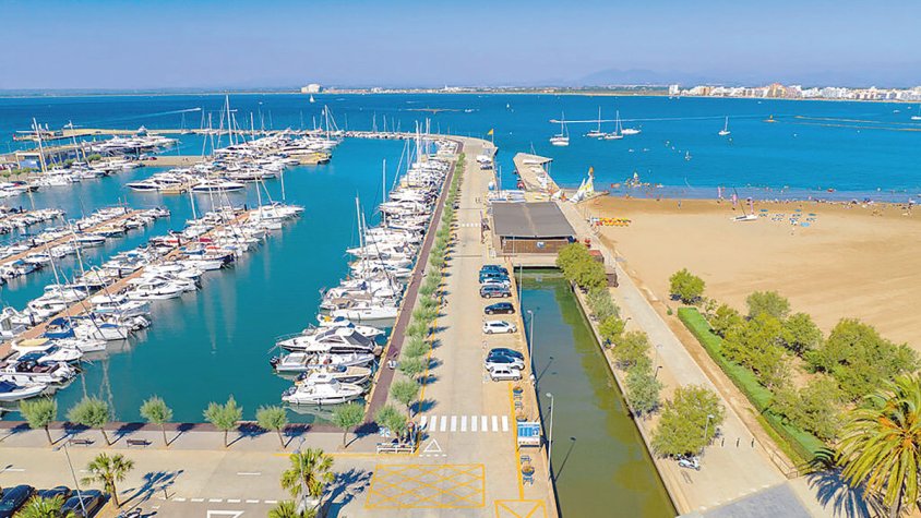 L’aparcament del port esportiu de Roses, gratuït dues hores