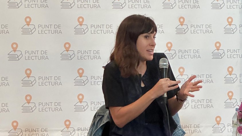 Elisenda Solsona en el Punt de lectura d'Agullana