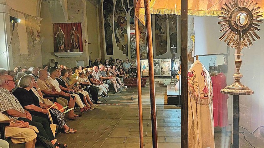 Bàscara congrega la seva història litúrgica a l’església 