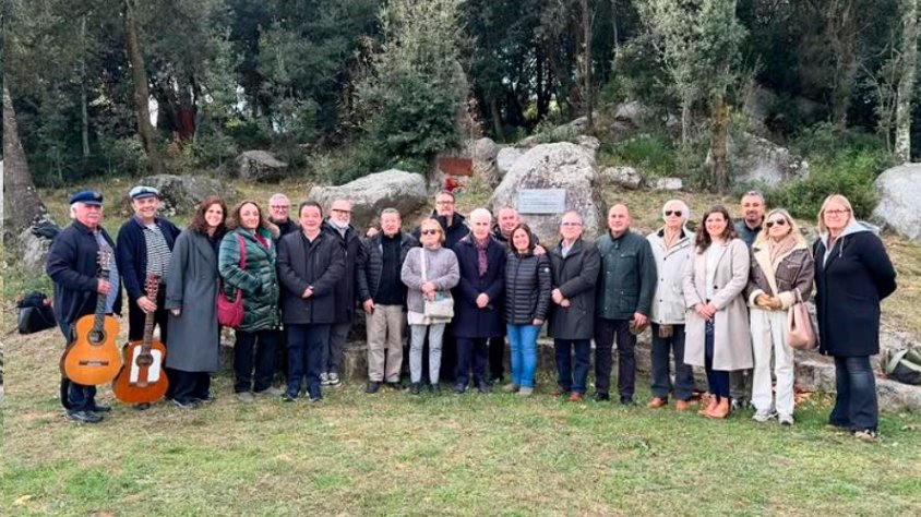 La junta de la Federació amb la placa que recorda Lluís Fernández a Maçanet de Cabrenys