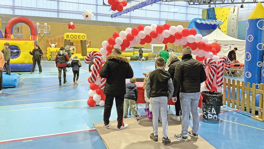 Roses transforma el pavelló en un gran saló infantil i juvenil