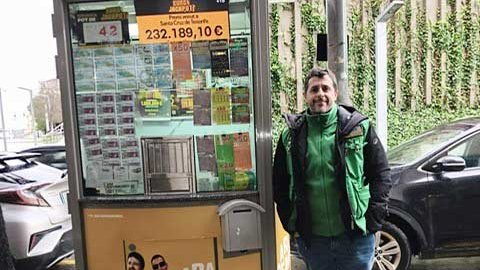 Martín Coronel ven números des del seu quiosc del carrer Glòria Compte