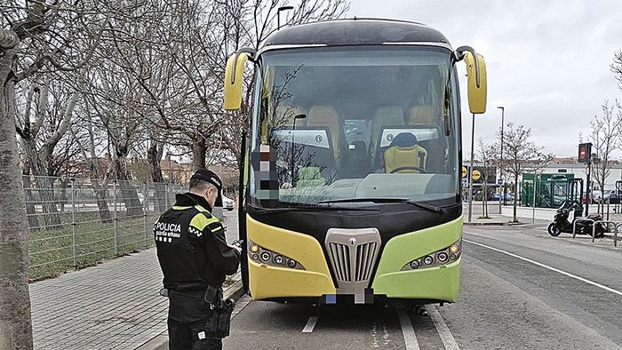 Multat un bus per fer parada en un carril bici, a tocar del Mercadona