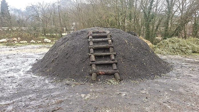 La carbonera de Sant Llorenç de la Muga ja fumeja