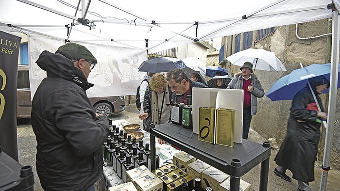 La 29a Fira de l’Oli desafia la pluja