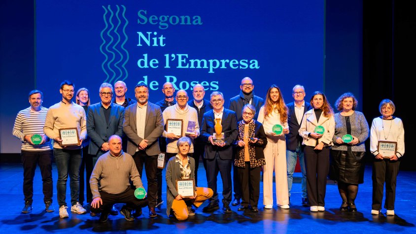 Els premiats dalt de l'escenari del Teatre Municipal de Roses