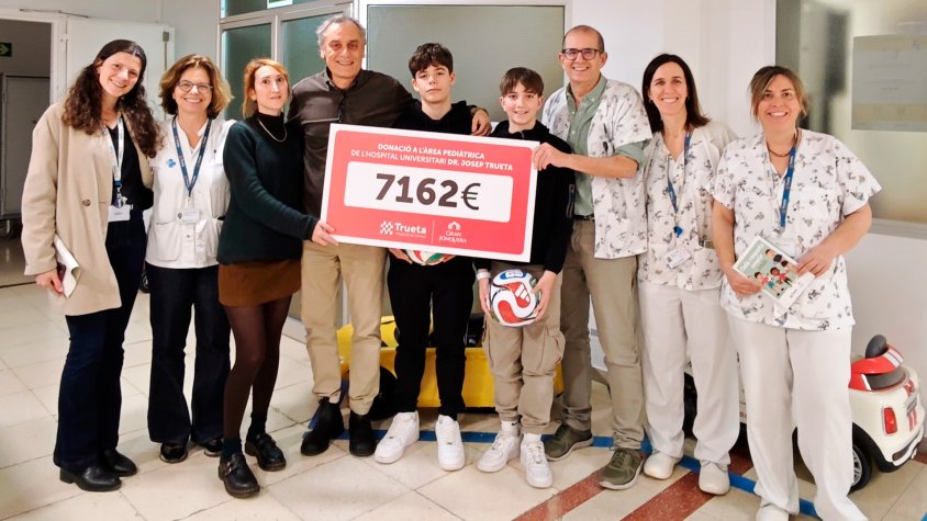 Representants del Gran Jonquera i el Trueta en l’entrega del xec