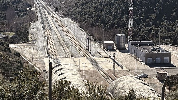Túnel sense trànsit i tones d’acer a Portbou