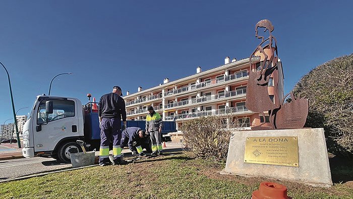 Instal·len llum a l’escultura de la ‘Dona Treballadora’