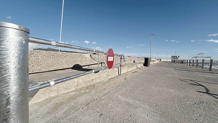Instal·len una barrera a l’espigó de Santa Margarida