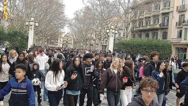 Centenars d’adolescents surten a la recerca de ‘therians’