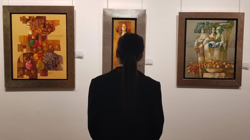 Un visitant observant les peces