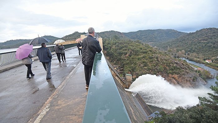 La Regina col·lapsa rius i obliga a desembassar