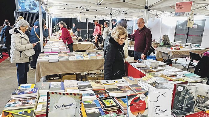 El viatge literari de L’Escala dels Llibres s’estrena amb èxit, malgrat la pluja