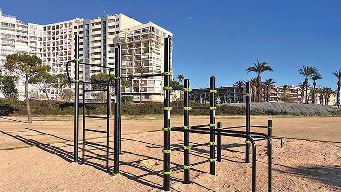 Munten tres estructures de cal·listènia a Empuriabrava