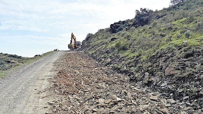 Roses arranja el camí que porta de Montjoi a Jòncols