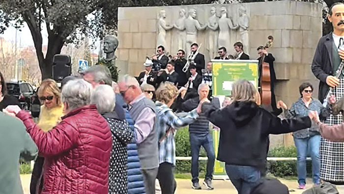 Figueres recorda Pep Ventura amb ofrenes florals i sardanes